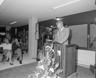 885054 Afbeelding van een toespraak bij de officiële opening van het nieuwe stadion Galgenwaard te Utrecht in een zaal, ...